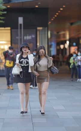 精选街拍作品 NO.1475 棕色小皮裙美女_丽丝库