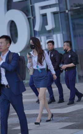 精选街拍作品 NO.1591 还在上班的蓝裙美女_丽丝库