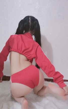 沈娇娇(甜美小娇妻)-七红色运动服