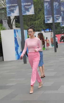 精选街拍作品 NO.0094 紧身裤美女 给人满满的自信_丽丝库