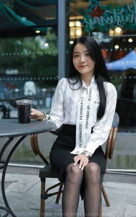 异思趣向IESS 2022.02.11 丝享家1002：婉萍《性感OL窄裙》_丽丝库