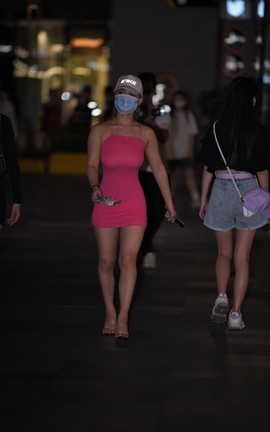 精选街拍作品 NO.1148 红色吊带紧身裙_丽丝库