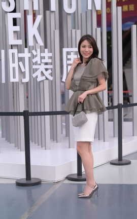 精选街拍作品 NO.1086 视觉冲击街拍作品 美腿美足的高层女主管_丽丝库