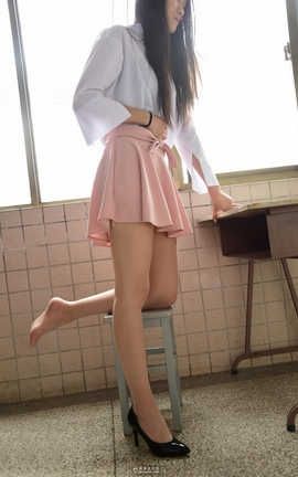 爱美足社区 2018 Vol.21 兰兰 .rar粉裙帆布鞋与高跟鞋的锐变_丽丝库