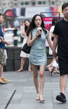 精选街拍作品 NO.1390 喝奶茶的美女_丽丝库