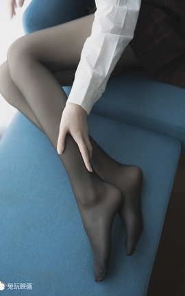 兔玩映画 B88.004 蓝椅子上的黑丝少女_丽丝库