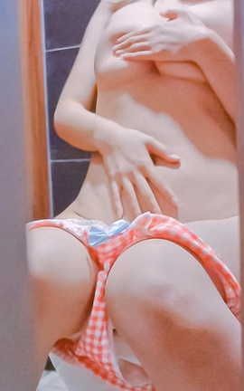 软软趴在床单上(铃木美咲)-偷看厕所里发生了什么_丽丝库