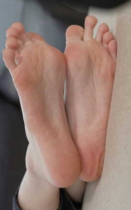 Sexy Asian Girls Feet NO.032 初恋般记忆的小女生YIYI近距离秀脚_丽丝库