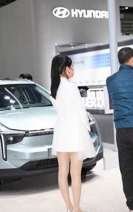 精选街拍作品 NO.1243 白裙亮丝美女_丽丝库