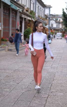 精选街拍作品 NO.0252 魂魂大理旅拍 第二篇 珊瑚色瑜伽裤美丽小姐姐 part1_丽丝库