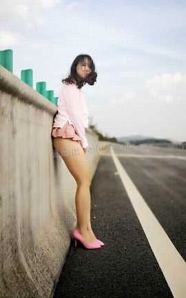 爱露出全站付费资源-转载区  大白天在高速公路上大胆露出_丽丝库