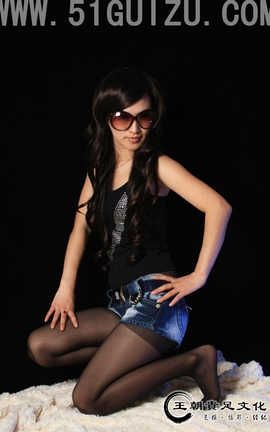 王朝贵足 No.543 宣萱黑色吊带薄黑色丝袜白绒毯系列B_丽丝库