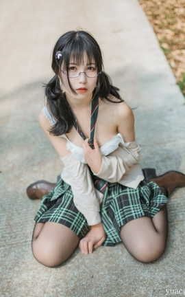 爱露出全站付费资源-丝袜美女  只穿百褶裙的小姑娘_丽丝库