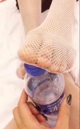 w棉尾兔几w(提督猫)-双人舔足&双人玩瓶子_丽丝库