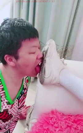 套路直播-兔粉粉-小白鞋白棉袜羞辱老公舔脏鞋底棉袜脚深喉拉丝[540X960 3分45秒]_丽丝库