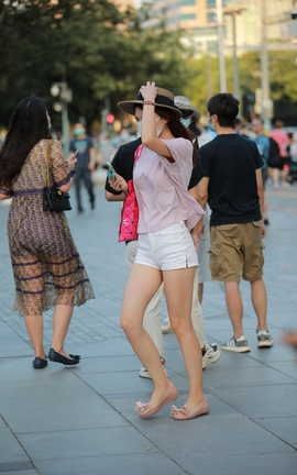 精选街拍作品 NO.1299 玻璃街拍作品 白色热裤YY小姐姐_丽丝库