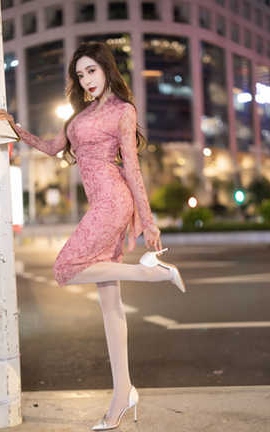 王馨瑶Yanni –  粉色包臀碎花裙_丽丝库