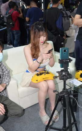 精选街拍作品 NO.1191 车展直播的车模美女_丽丝库