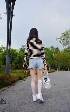 织梦映像 NO.043 草地白丝_丽丝库