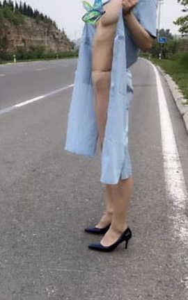 爱露出全站付费资源-转载区  蜜丝女王吊带黑丝市中心露出_丽丝库