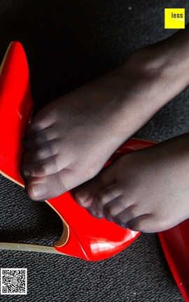 异思趣向IESS 丝享家  2018.05.15  No.232：《肉肉脚风韵黑丝》文欣_丽丝库