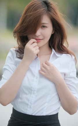 台湾㊣妹：2018.11.26 邱爱晨---另一套丝袜高跟