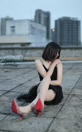 奈丝写真 NO.060 喵璃-从白昼到黑夜，在天台吹吹风_丽丝库