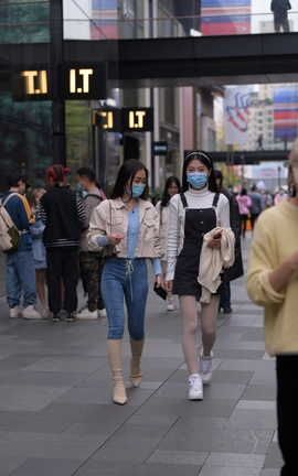 精选街拍作品 NO.1097 视觉冲击街拍作品 身材不错的紧牛小姐姐_丽丝库