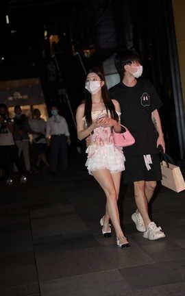 精选街拍作品 NO.1459 肉腿女友抹胸蝴蝶蕾丝腰爱了爱了_丽丝库