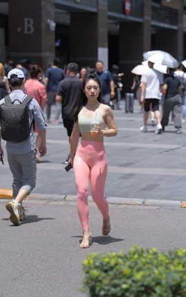 精选街拍作品 NO.0253 盛夏街拍作品 珍珠粉亮光紧身瑜伽裤小姐姐 part2_丽丝库