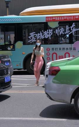 精选街拍作品 NO.0253 盛夏街拍作品 珍珠粉亮光紧身瑜伽裤小姐姐 part1_丽丝库