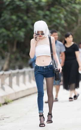 精选街拍作品 NO.0978 程生街拍作品 认真拍照的女摄_丽丝库