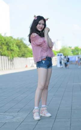 精选街拍作品 NO.0042 粉色衣服热裤可爱女孩高清原图_丽丝库