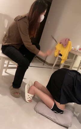 套路直播-橘子没熟-奴下奴奴下奴-教女奴玩哭母畜舔脚[720X1280 35分56秒]_丽丝库