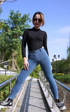 精选街拍作品 NO.0049 超紧绷牛仔美女高清原图_丽丝库