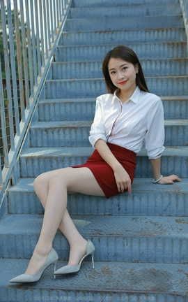 异思趣向IESS 2022.02.17 丝享家1006：小婕《性感红色包臀裙》_丽丝库