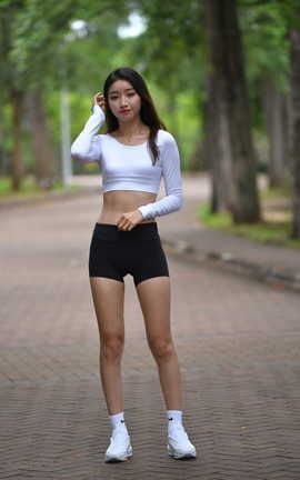 精选街拍作品 NO.0314 咔喳旅拍 萌萌黑色紧身短裤街 part1_丽丝库