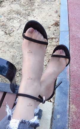 丝月神-2019.07.31牛仔裤里咖色筒袜凉鞋_丽丝库