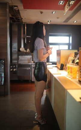 精选街拍作品 NO.0038 超短皮裙气质美丽美足高跟美女原图 part1_丽丝库