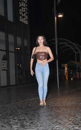 精选街拍作品 NO.1315 一始街拍作品 夜拍蓝色牛仔裤美女 part2_丽丝库