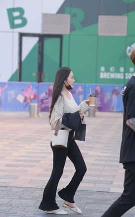 精选街拍作品 NO.1081 红石街拍作品 一只白狐_丽丝库