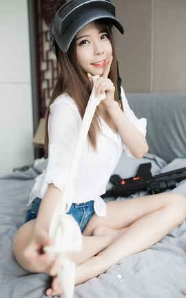 兔玩网二次元福利-房间里的吃鸡少女