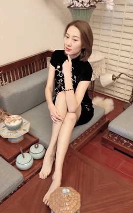 脚模摄影-古典古韵旗袍女神玉足玩弄玉石项链[1080X1920][4分10秒]_丽丝库