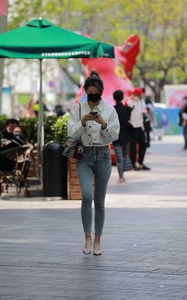 精选街拍作品 NO.1284 玻璃街拍作品 紧身牛仔裤小姐姐_丽丝库