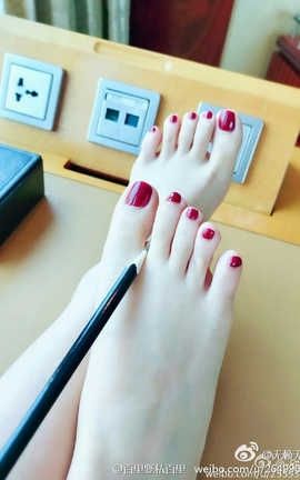 足控福利-微博上的那些美足小姐姐 081