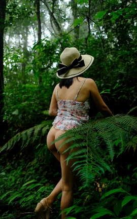 爱露出全站付费资源-转载区  2020山路景色宜人，轻解罗裳_丽丝库