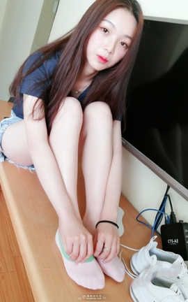 爱美足社区 2018 Vol.09 纯妹子.rar白色板鞋黑色小短袜_丽丝库