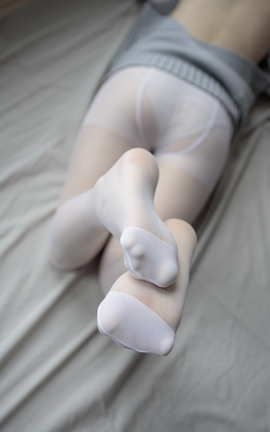 森萝财团 X-062 薄白丝露背毛衣_丽丝库