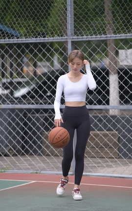 精选街拍作品 NO.1320 一始街拍作品 打篮球的黑色瑜伽裤美女 part1_丽丝库