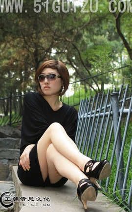 王朝贵足 No.473 露露黑色短裙蝙蝠衫裸足凉高公园系列_丽丝库